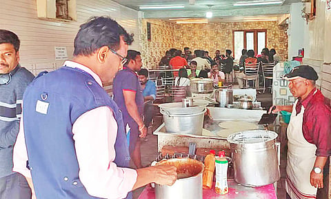 கொடைக்கானலில் உள்ள ஒரு ஓட்டலில் உணவு பாதுகாப்புத்துறை அதிகாரிகள் சோதனை நடத்தினர்.