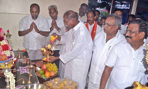 செல்வகணபதி எம்.பி. அலுவலகத்தை முதல்-அமைச்சர் ரங்கசாமி குத்து விளக்கு ஏற்றி திறந்து வைத்த காட்சி.