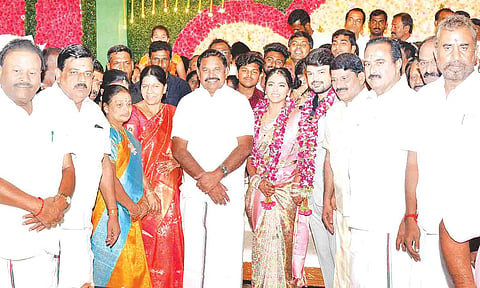 திருமண வரவேற்பு விழாவில் முன்னாள் முதல்-அமைச்சர் எடப்பாடி பழனிசாமி மணமக்களை வாழ்த்திய போது எடுத்த படம். 