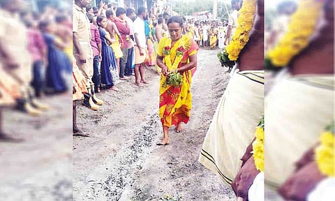  பத்திரகாளியம்மன் கோவிலில் குண்டம் திருவிழா நடைபெற்ற காட்சி.