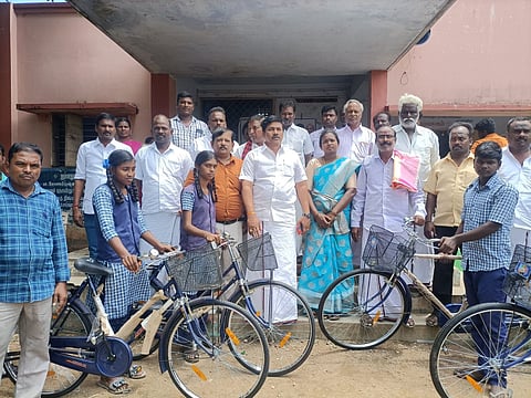 மாணவ- மாணவிகளுக்கு இலவச சைக்கிள்களை யூனியன் தலைவர் சத்தியமூர்த்தி வழங்கினார்.