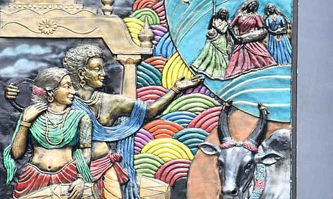 மென்டில் புடைப்பு சிற்பம் அமைக்கப்பட்ட காட்சி.