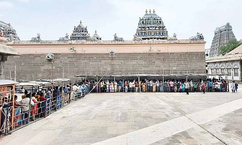 திருவண்ணாமலை அருணாசலேஸ்வரர் கோவிலில் பக்தர்கள் நீண்ட வரிசையில் நின்று சாமி தரிசனம் செய்ய காத்திருந்த போது எடுத்த படம்.