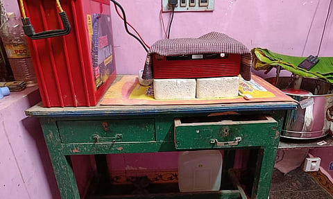 டேபிள் டிராயரில் இருந்த நகை பணத்தை மர்ம நபர்கள் கொள்ளையடித்து உள்ள காட்சி. 