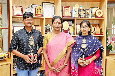 நீட் தேர்வில் சாதனை மாணவர்களை பள்ளியின் தாளாளர் புஷ்பலதா பூரணன் பாராட்டினார்.