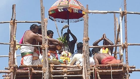கோபுர கலசங்களுக்கு புனிதநீர் ஊற்றி கும்பாபிஷேகம் நடந்தது.
