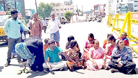 சாலை மறியலில் ஈடுபட்ட பொதுமக்கள்.