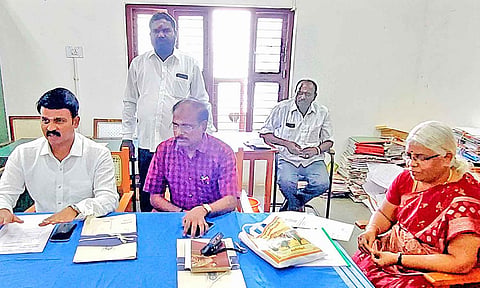ஆலோசனை கூட்டத்தில் அறங்காவலர் குழு தலைவர் இரா. அருள்முருகன் பேசிய காட்சி.