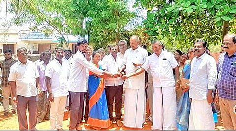 நவ்வலடியில் ஆக்சிசன்லைன் அமைக்கும் பணியை சபாநாயகர் அப்பாவு தொடங்கிவைத்தபோது எடுத்த படம். அருகில் மாவட்ட பஞ்சாயத்து தலைவர் வி.எஸ்.ஆர்.ஜெகதீஷ், நவ்வலடி பஞ்சாயத்து தலைவர் ராதிகா சரவணக்குமார் உள்பட பலர் உள்ளனர்
