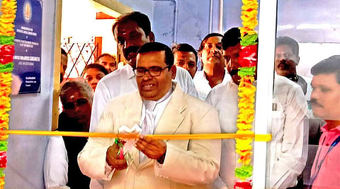 உதவி மையத்தை மாவட்ட முதன்மை நீதிபதி குமரகுரு திறந்து வைத்தபோது எடுத்தபடம்