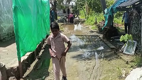 குடியிருப்பு பகுதியில் தேங்கி நிற்கும் மழை நீர்.