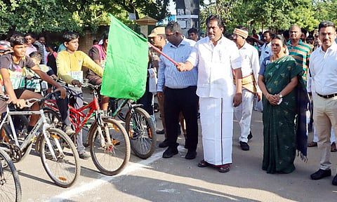மதுரையில் அண்ணா பிறந்த நாளையொட்டி நடந்த மாணவ-மாணவிகளுக்கான சைக்கிள் போட்டிகளை அமைச்சர் பி.மூர்த்தி கொடியசைத்து தொடங்கி வைத்தார். அருகில் கலெக்டர் அனீஷ்சேகர், மேயர் இந்திராணி, மாநகராட்சி ஆணையாளர் சிம்ரன் ஜித்சிங் காலோன் உள்ளனர்.