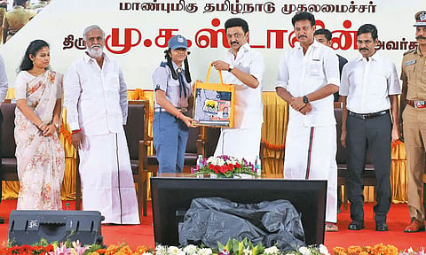 முதலமைச்சர் மு.க.ஸ்டாலின் ஒரு மாணவிக்கு சீருடையை வழங்கி திட்டத்தை தொடங்கி வைத்தபோது எடுத்த படம்.