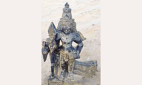 கரை ஒதுங்கிய முருகன் சிலை
