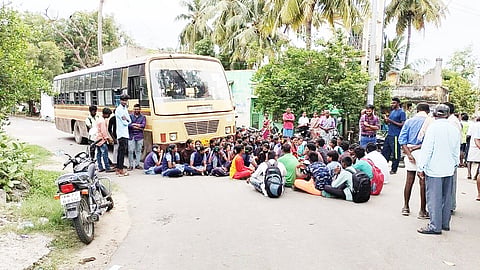 வாலாஜா அடுத்த பாகவெளி கிராமத்தில் கூடுதல் பஸ் இயக்க கோரி மாணவர்கள் அரசு பஸ்சை சிறைப்பிடித்து போராட்டத்தில் ஈடுபட்ட போது எடுத்த படம்.