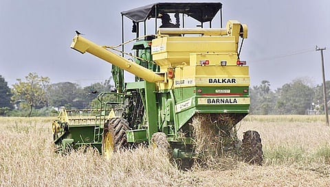 திருமருகலில் அறுவடை பணிகள்மும்முரமாக நடைபெறுகிறது.