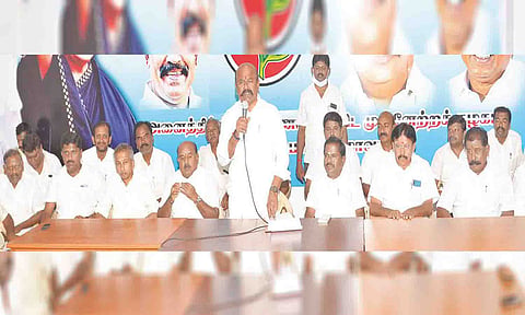 கூட்டத்தில் பொள்ளாச்சி ஜெயராமன் எம்.எல்.ஏ., பேசிய காட்சி. 