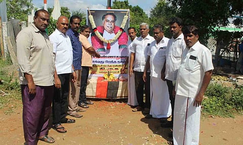 அண்ணாவின் உருவ படத்திற்கு தி.மு.க. சார்பில் மரியாதை செலுத்தப்பட்ட காட்சி.