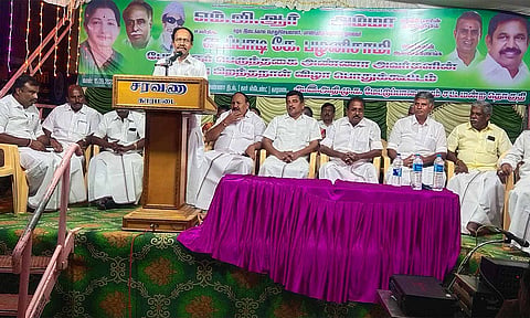 காரமடையில் பொதுக்கூட்டத்தில் தம்பித்துரை பேசியபோது எடுத்தப்படம்.
