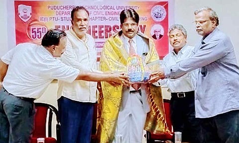 புதுவை தொழில்நுட்ப பல்கலைக்கழகத்தில் நடந்த என்ஜினீயர் தின விழாவில் சுற்றுச்சூழல் துறை சீனியர் பொறியாளர் ரமேஷ்சுக்கு நினைவு பரிசு வழங்கப்பட்ட காட்சி.
