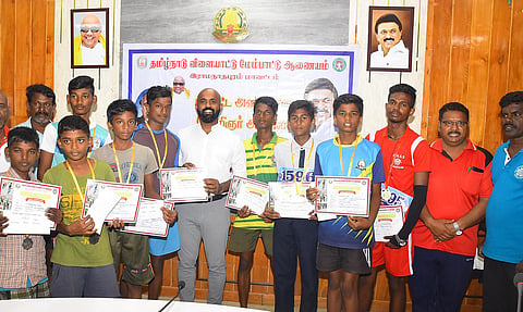 வெற்றி பெற்ற மாணவர்களுக்கு கலெக்டர் ஜானிடாம் வர்கீஸ் பரிசு தொகை மற்றும் சான்றிதழ் வழங்கி பாராட்டினார்.