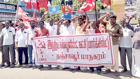 தஞ்சையில் மார்க்சிஸ்ட் கம்யூனிஸ்ட் கட்சி சார்பில் ஆர்ப்பாட்டம் நடைபெற்றது.