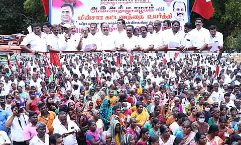 பொள்ளாச்சி ஜெயராமன் எம்.எல்.ஏ., தலைமையில் அ.தி.மு.க.வினர் ஆர்ப்பாட்டம் நடத்திய காட்சி. 