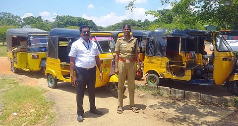  பறிமுதல் செய்யப்பட்ட ஆட்டோக்களுடன் வட்டார போக்குவரத்து அலுவலர் அருணாசலம், ஆய்வாளர் விமலா ஆகியோர் உள்ளனர்.