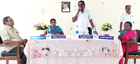 தேவகோட்டை யூனியன் கூட்டம் தலைவர் பிர்லா கணேசன் தலைமையில் நடந்தது.
