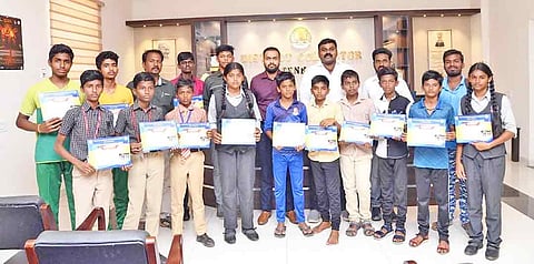 போட்டியில் வெற்றி பெற்றவர்களுக்கு பரிசு வழங்கப்பட்ட காட்சி.