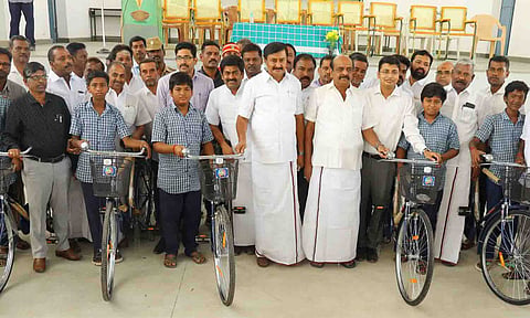 திருப்பூர் நஞ்சப்பா பள்ளியில் மாணவர்களுக்கு விலையில்லா சைக்கிள்களை அமைச்சர் மு.பெ.சாமிநாதன் வழங்கிய காட்சி. 