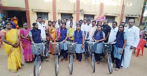 மாணவிகளுக்கு விலையில்லா சைக்கிள்களை தி.மு.க. மாவட்ட செயலாளர் சிவபத்மநாதன், பழனிநாடார் எம்.எல்.ஏ. ஆகியோர் வழங்கிய காட்சி.