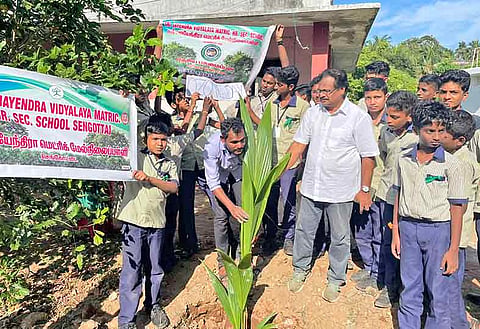 பள்ளி தாளாளா் ராம்மோகன் தலைமையில் ஜெயேந்திரா மெட்ரிக் மேல்நிலைப்பள்ளியில் ஓசோன் தினவிழா நடைபெற்றபோது எடுத்தபடம்.