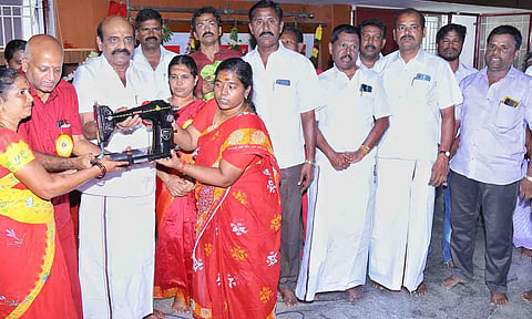நிகழ்ச்சியில் பக்தர்களுக்கு தையல் எந்திரத்தை செல்வராஜ் எம்.எல்.ஏ., வழங்கிய காட்சி. 