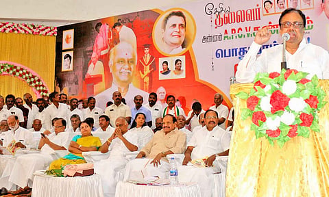 விழாவில் தமிழக காங்கிரஸ் முன்னாள் தலைவர் ஈ.வி.கே.எஸ்.இளங்கோவன் பேசியபோது எடுத்தபடம். அருகில் அமைச்சர் கீதாஜீவன், சிறுபான்மையினர் ஆணைய தலைவர் பீட்டர் அல்போன்ஸ், ஊர்வசி அமிர்தராஜ் எம்.எல்.ஏ. தமிழக காங்கிரஸ் மாநில துணைத்தலைவர் ஏ.பி.சி.வீ.சண்முகம் மற்றும் பலர் உள்ளனர்.