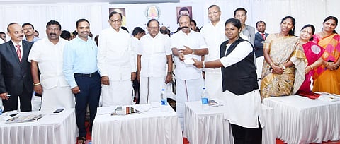சட்டக்கல்லூரி திறப்பு விழாவில் ஒரு மாணவிக்கு சேர்க்கைக்கான அனுமதி சான்றிதழை அமைச்சர் பெரியகருப்பன் வழங்கினார்.