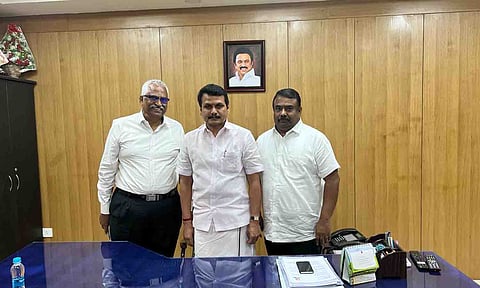 அமைச்சர் செந்தில்பாலாஜியை பல்லடம் ஜவுளி உற்பத்தியாளர்கள் சந்தித்த காட்சி.
