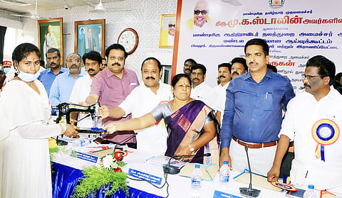 அமைச்சர் கயல்விழி செல்வராஜ் நலத்திட்ட உதவி வழங்கிய காட்சி. அருகில் ஆதிதிராவிட நலத்துறை அரசு கூடுதல் தலைமை செயலாளர் தென்காசி ஜவகர், கலெக்டர் குமாரவேல் பாண்டியன், கதிர் ஆனந்த் எம்.பி., நந்தகுமார் எம்.எல்.ஏ. மற்றும் பலர் உள்ளனர்.