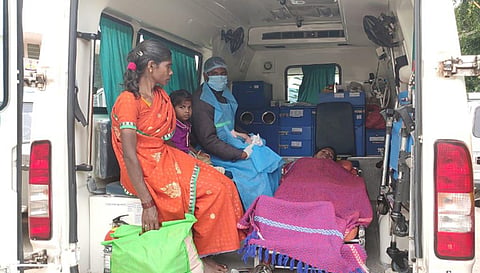 குழந்தையுடன் தாய் மாதம்மாள்.