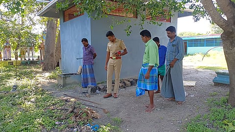 கொள்ளை நடந்த கோவில் பகுதியில் போலீசார் ஆய்வு செய்த காட்சி.