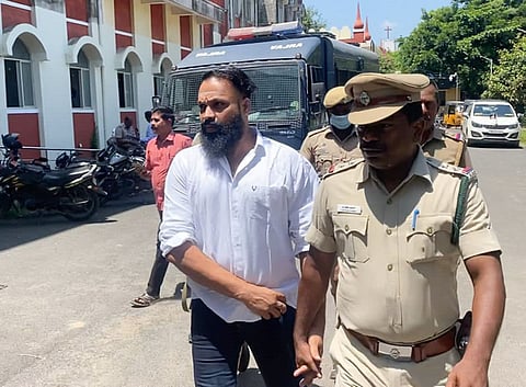 பிரபல ரவுடி எண்ணூர் தனசேகரனை போலீசார் அழைத்து வந்த காட்சி. 