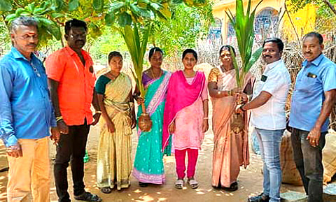 பயனாளிகளுக்கு தென்கன்றுகள் வழங்கப்பட்ட காட்சி.
