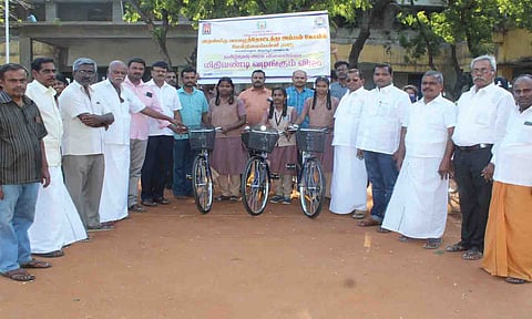  பள்ளி மாணவர்களுக்கு விலையில்லா சைக்கிள் வழங்கிய காட்சி.