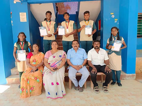 சாதனை படைத்த மாணவர்களுடன் பள்ளி நிர்வாகிகள் 