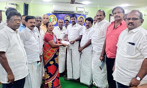 சங்க தலைவர் ஆர்.கே.காளிதாசன் நாடார், ஜெ.முத்துவிடம் காசோலை வழங்கிய காட்சி.