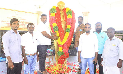 திருச்செந்தூர் மணிமண்டபத்தில் உள்ள டாக்டர் பா.சிவந்தி ஆதித்தனார் சிலைக்கு அரசு சார்பில் தாசில்தார் சுவாமிநாதன் மாலை அணிவித்து மரியாதை செலுத்திய காட்சி