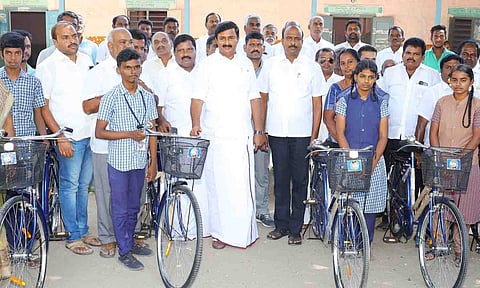நிகழ்ச்சியில் மாணவர்களுக்கு இலவச சைக்கிள்களை அமைச்சர் மு.பெ.சாமிநாதன் வழங்கிய காட்சி. 