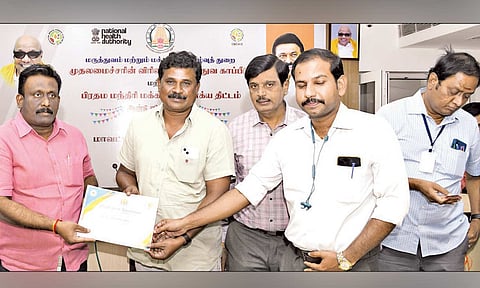 தேனி நட்டாத்தி மருத்துவமனைக்கான பாராட்டு சான்றிதழை உறவின்முறை செயலாளர் கமலக்கண்ணனிடம் கலெக்டர் முரளிதரன் வழங்கினார்.