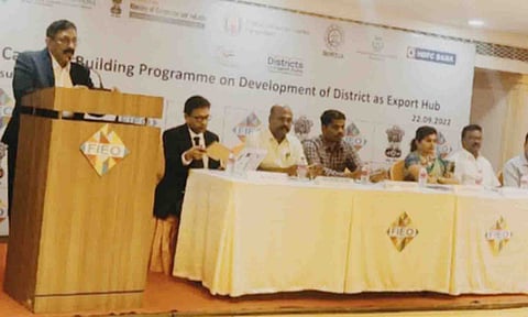 கருத்தரங்கில், கூட்டமைப்பின் இணை இயக்குனர் உன்னிகிருஷ்ணன் பேசியபோது எடுத்த படம்.