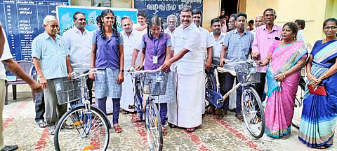 பள்ளி மாணவ- மாணவிகளுக்கு விலையில்லா சைக்கிள்களை மார்க்கண்டேயன் எம்.எல்.ஏ., வழங்கிய போது எடுத்த படம்.